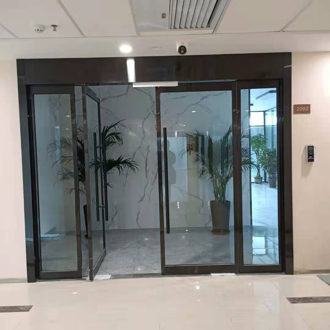 玻璃門對安全存在的三點(diǎn)安全隱患